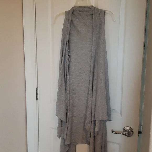 Ladie's sleeveless vest/wrap - Picture 3 of 5